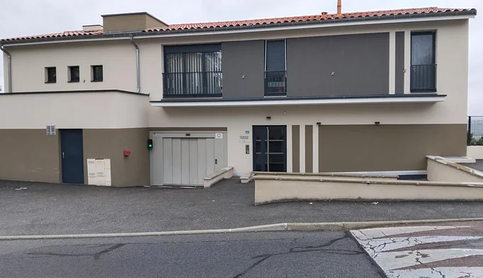 Parking / Box à louer à Irigny (69540) - photo 2