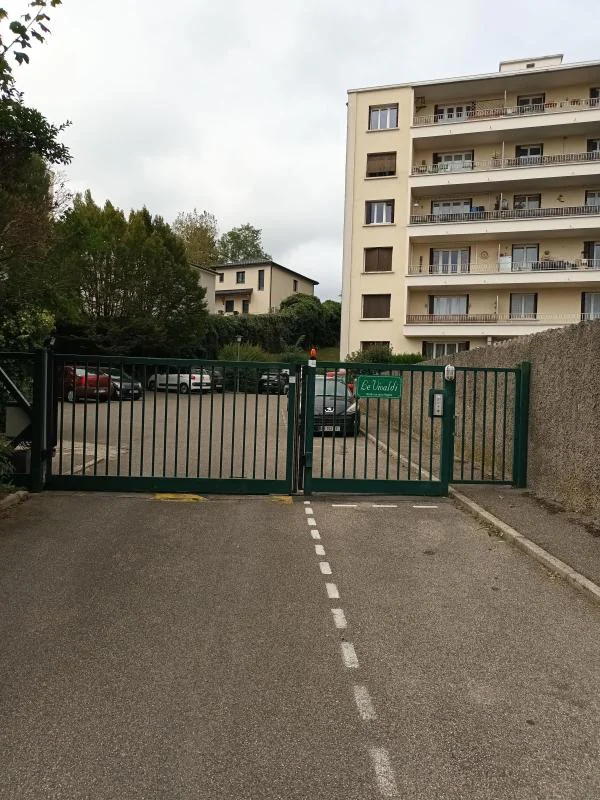 Parking / Box à louer à Bron (69500) - photo 1