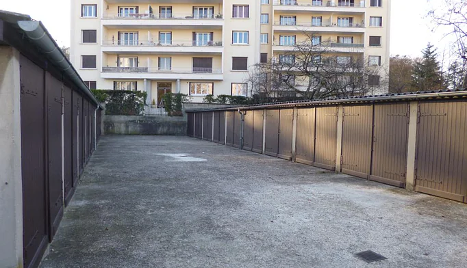 Parking / Box à louer à Bron (69500) - photo 1